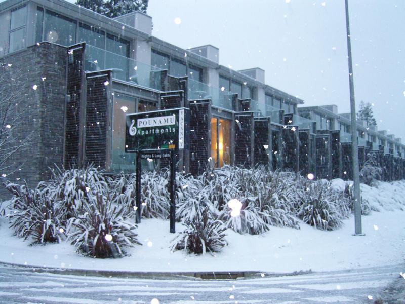 Swiss-Belsuites Pounamu Queenstown Exterior foto The station entrance in winter