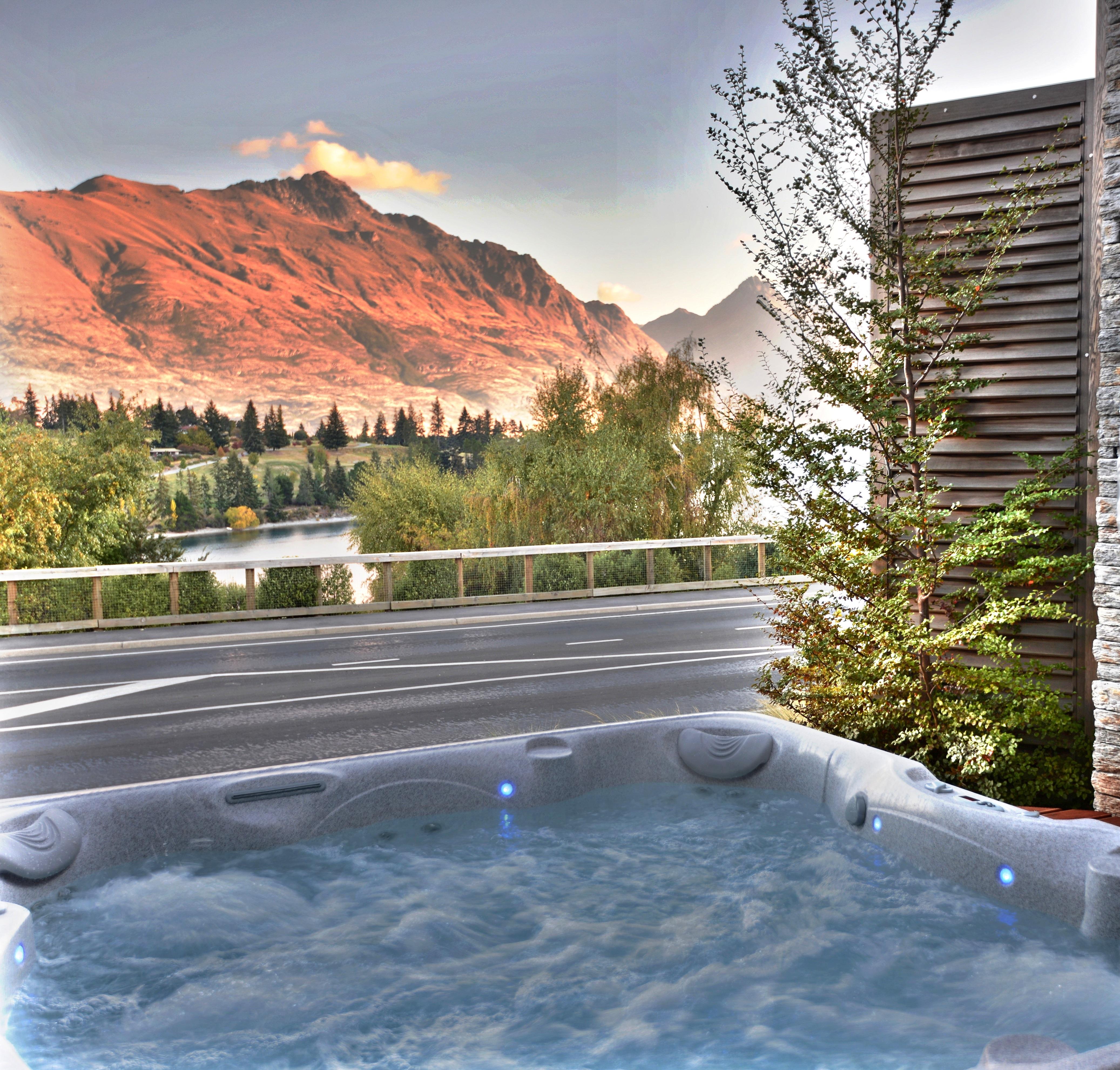 Swiss-Belsuites Pounamu Queenstown Exterior foto A hot tub in New Zealand