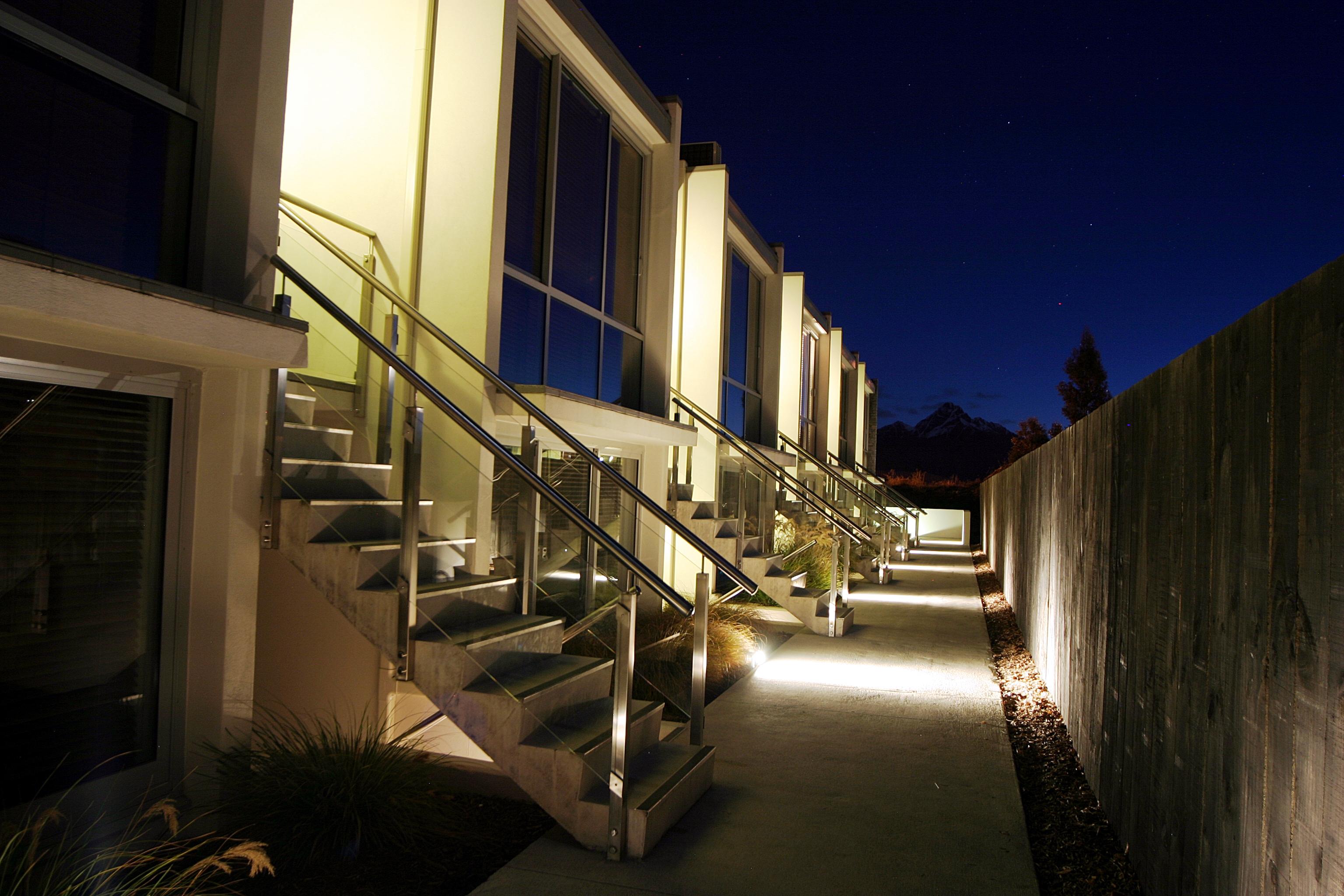 Swiss-Belsuites Pounamu Queenstown Exterior foto The hotel at night