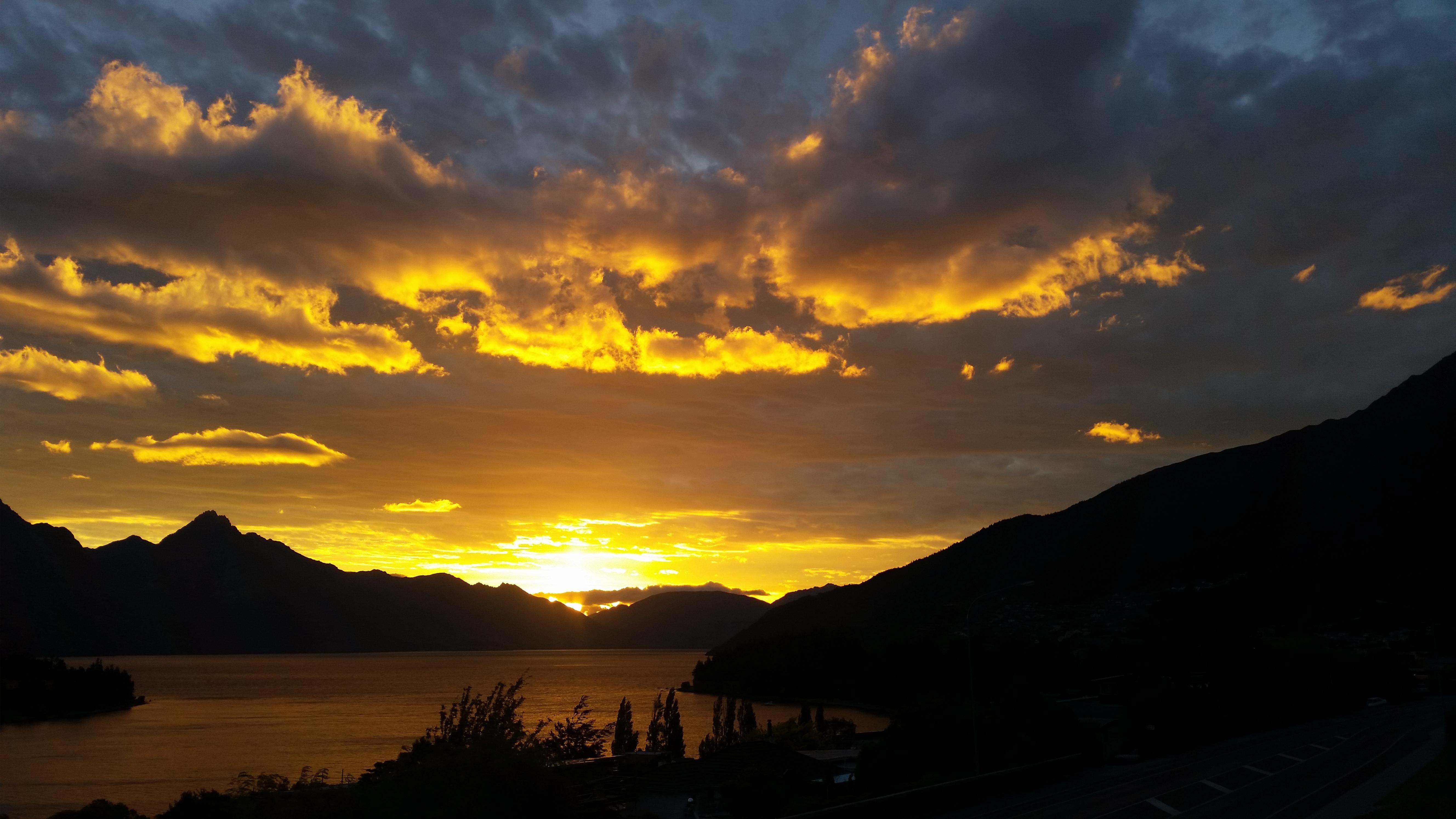 Swiss-Belsuites Pounamu Queenstown Exterior foto Sunset over Lake Te Anau