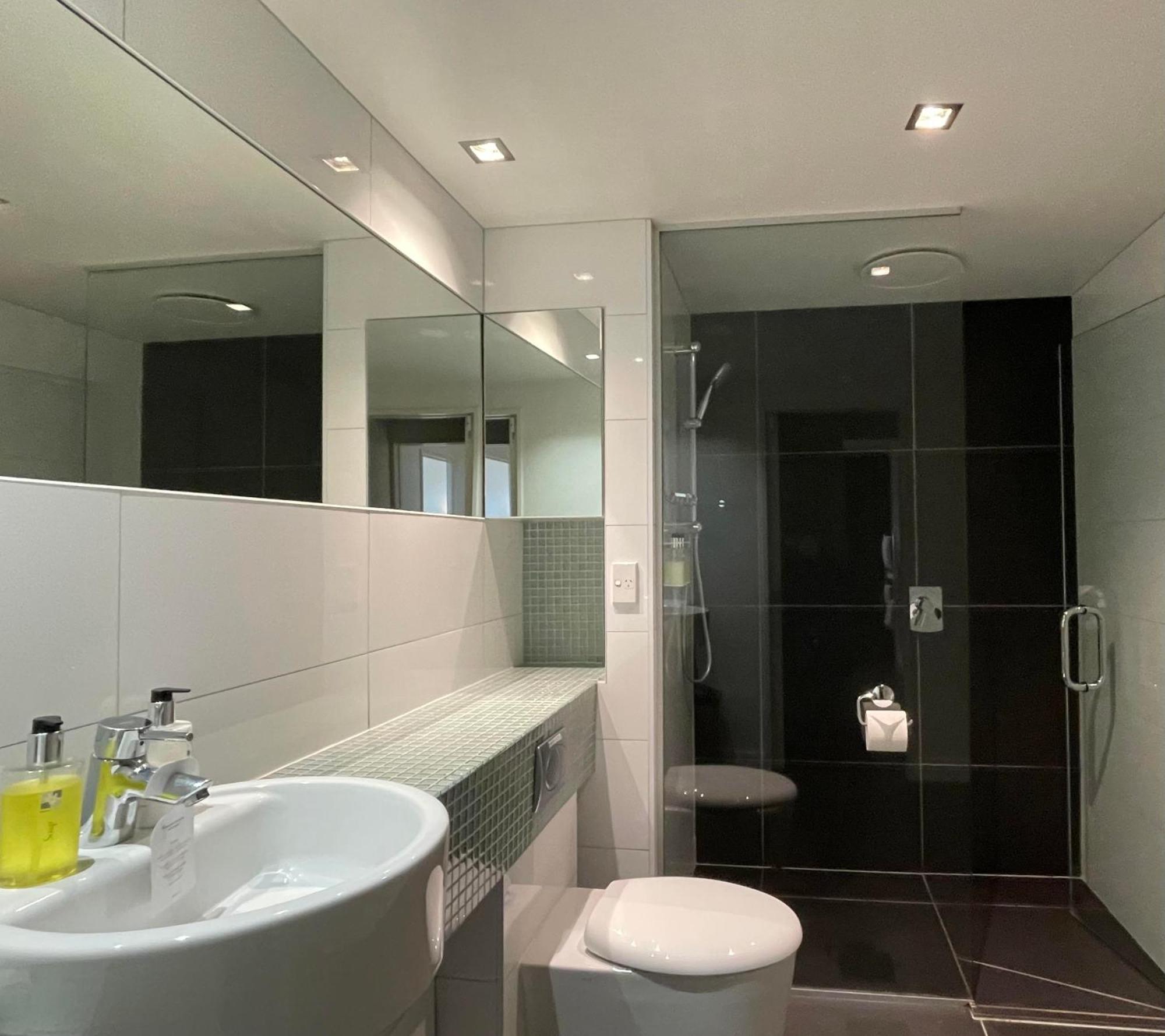 Swiss-Belsuites Pounamu Queenstown Exterior foto A shower cubicle