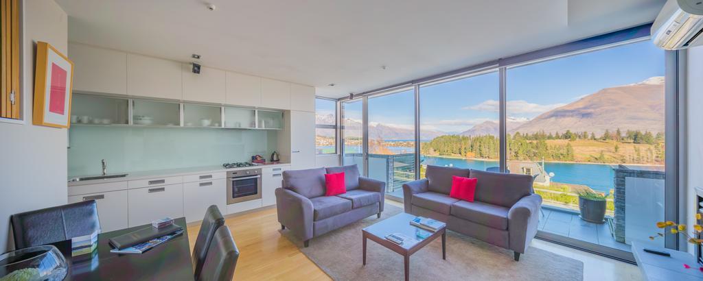 Swiss-Belsuites Pounamu Queenstown Exterior foto A living room in a serviced apartment in Queenstown, New Zealand