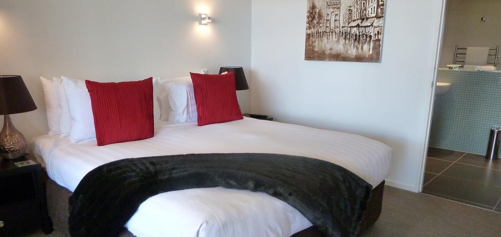 Swiss-Belsuites Pounamu Queenstown Exterior foto A bed with a throw