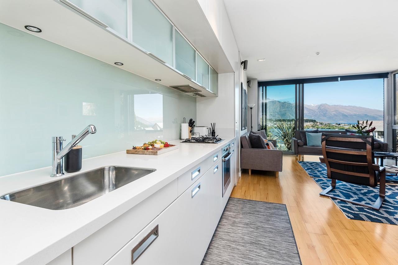 Swiss-Belsuites Pounamu Queenstown Exterior foto A kitchen in a modern apartment