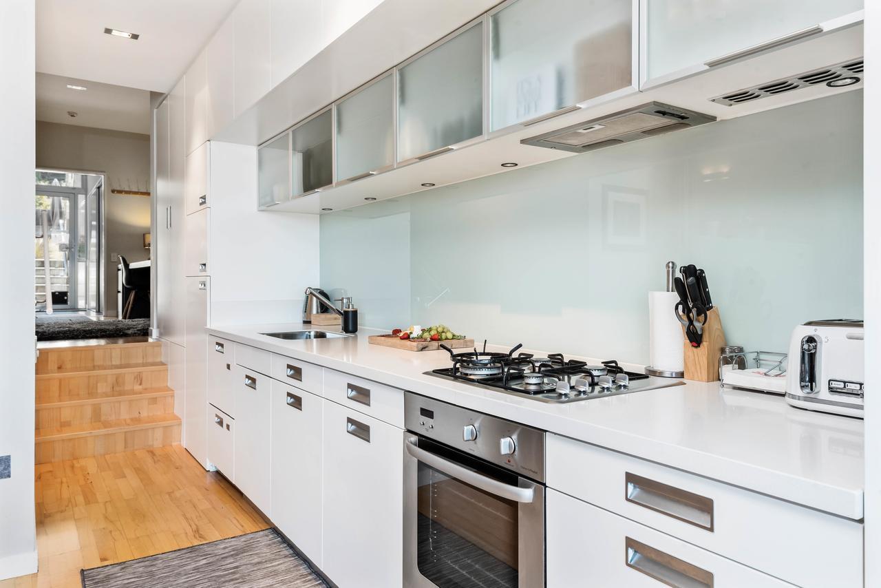 Swiss-Belsuites Pounamu Queenstown Exterior foto A modern kitchen