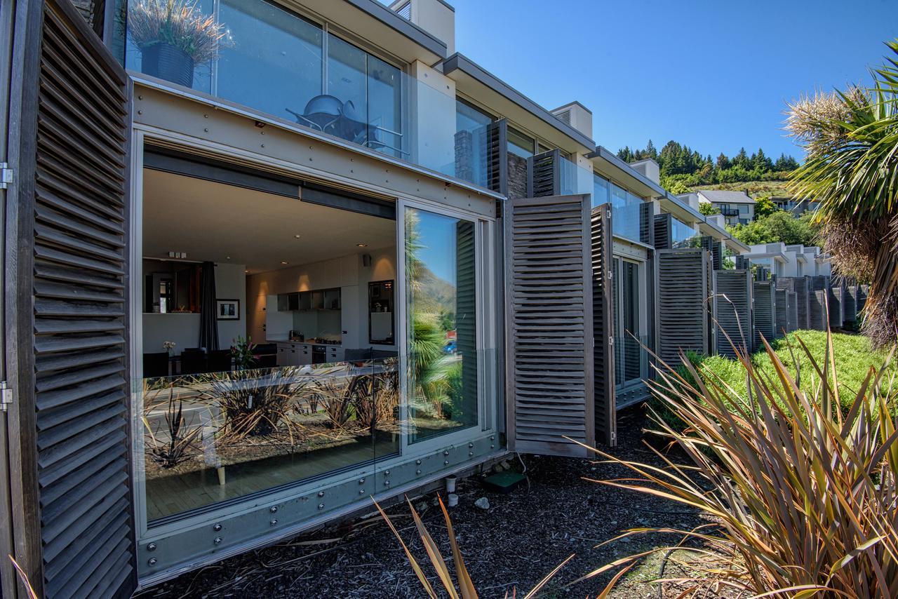Swiss-Belsuites Pounamu Queenstown Exterior foto The exterior of a typical apartment at The Landing