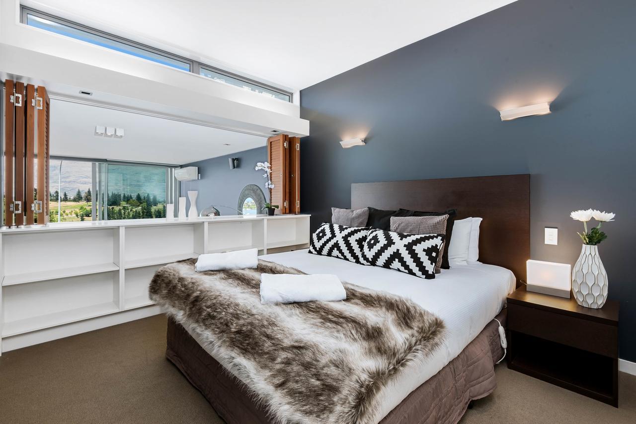 Swiss-Belsuites Pounamu Queenstown Exterior foto A bedroom at the Falls Creek Hotel