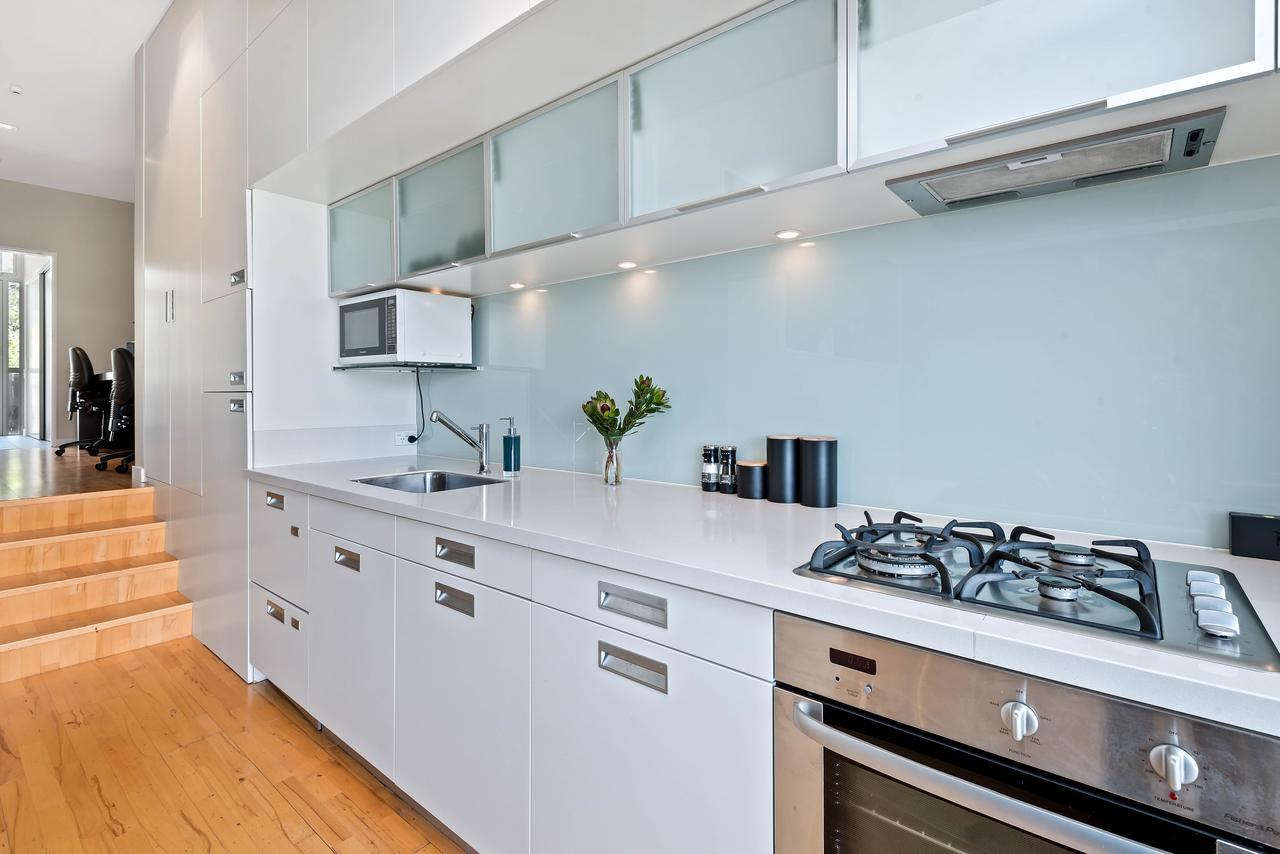Swiss-Belsuites Pounamu Queenstown Exterior foto A modern kitchen