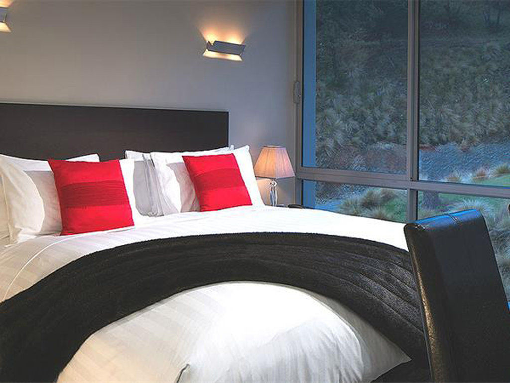 Swiss-Belsuites Pounamu Queenstown Exterior foto A bed with a bed runner